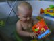 Bébé Paul, 8 mois, dans son bain comme un grand
