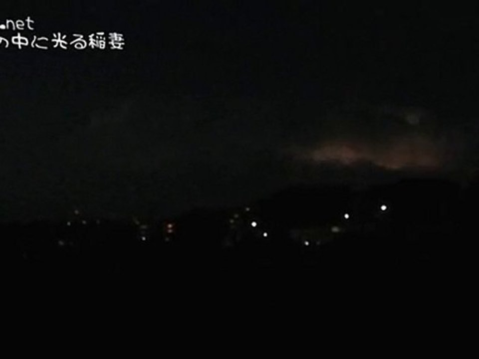 積乱雲の中に光る稲妻