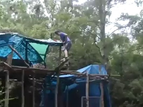 Salto fallito dalla casetta sull'albero