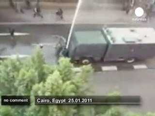 Un manifestant défie un camion... - no comment