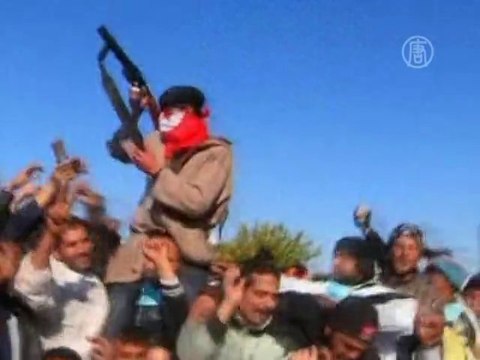 В Тунисе полицейских забрасывают камнями