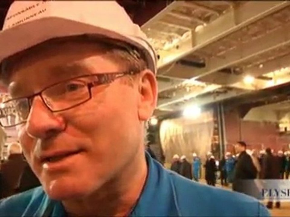 Le président visite le chantier naval du BPC Dixmude