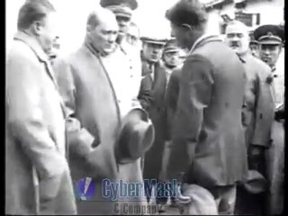ATATÜRK Bir Köylüyü Dİnlerken