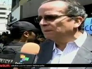 Ecuatorianos se manifiestan a favor y en contra de la consul