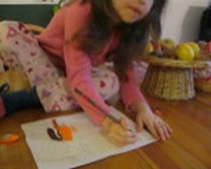 Marilou écrit son prénom