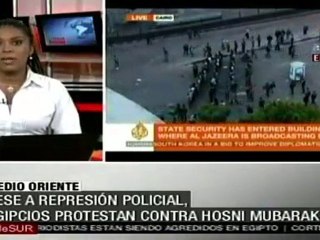 Descargar video: Egipcios vencen en Suez a la policía, crecen protestas en t