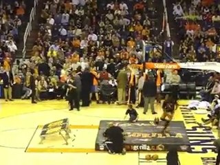 a man  dunk the ball and himself!!!!