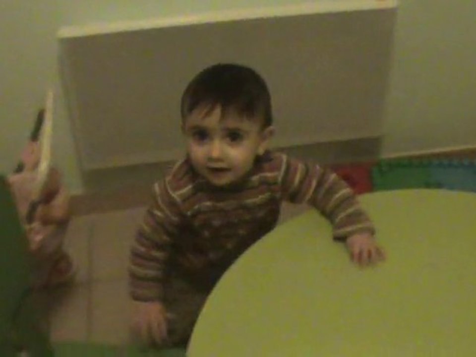 Célya et Quentin découvre leur table et chaises