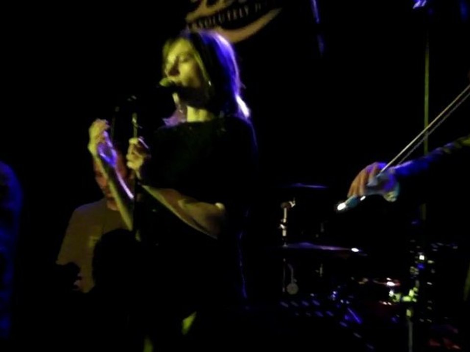 hold back    http://www.mymajorcompany.com/Artistes/joy-wild