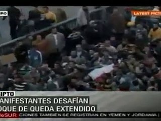 Imágenes de El Cairo, manifestantes desafían toque de queda