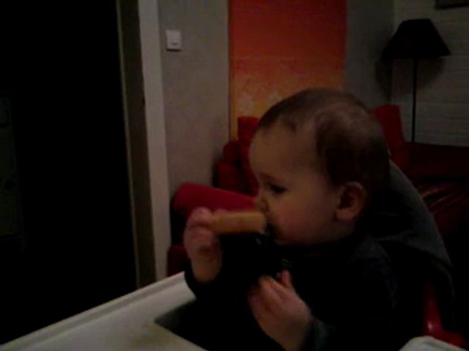 Comment manger un biscuit avec une tétine ?