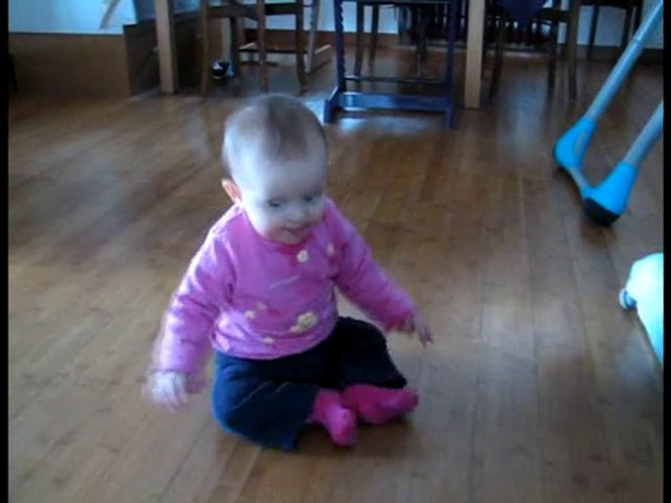 lilia traverse le  salon, 8 mois