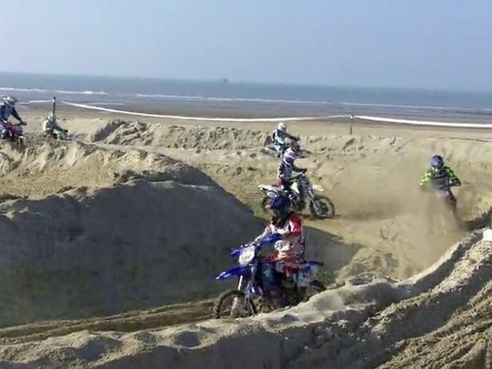 Premier passage de virage du peloton des motos-Enduropale
