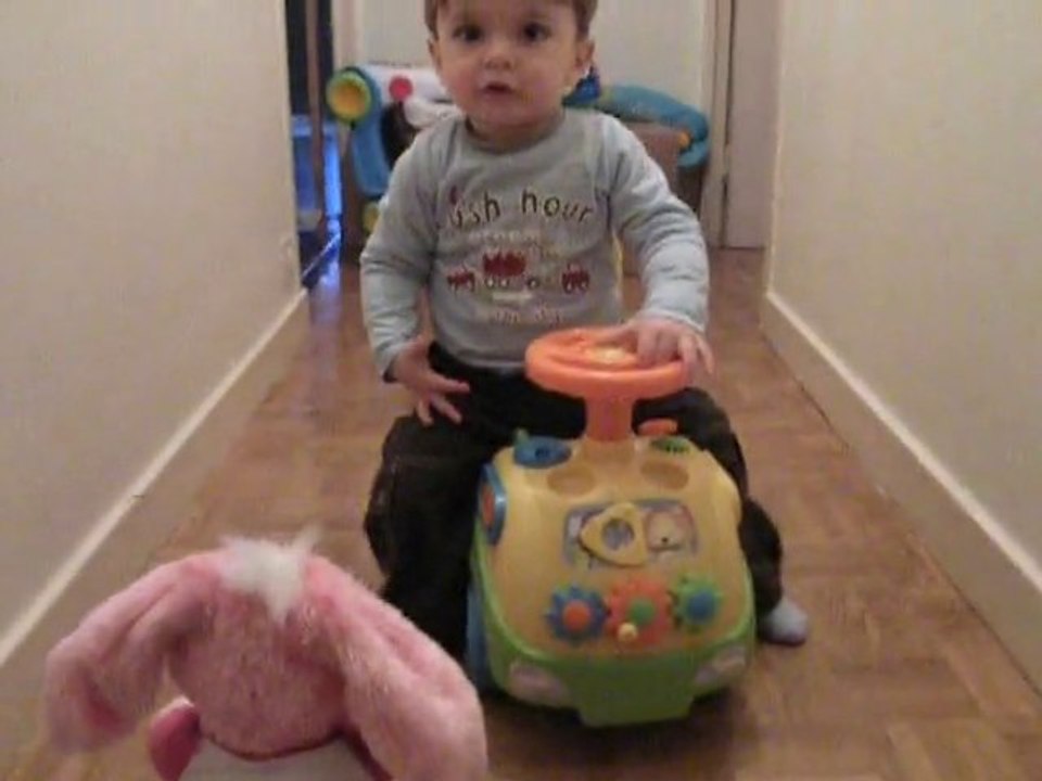 Sur mon beau camion avec mon pote lapin rose !