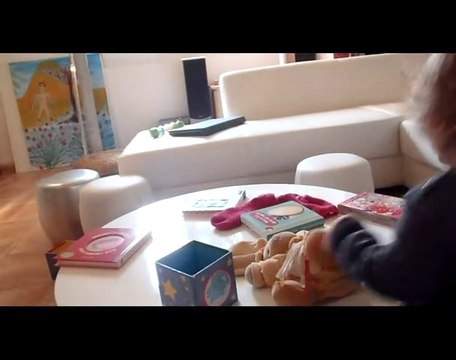 Manon, 15 mois, me donne à manger...