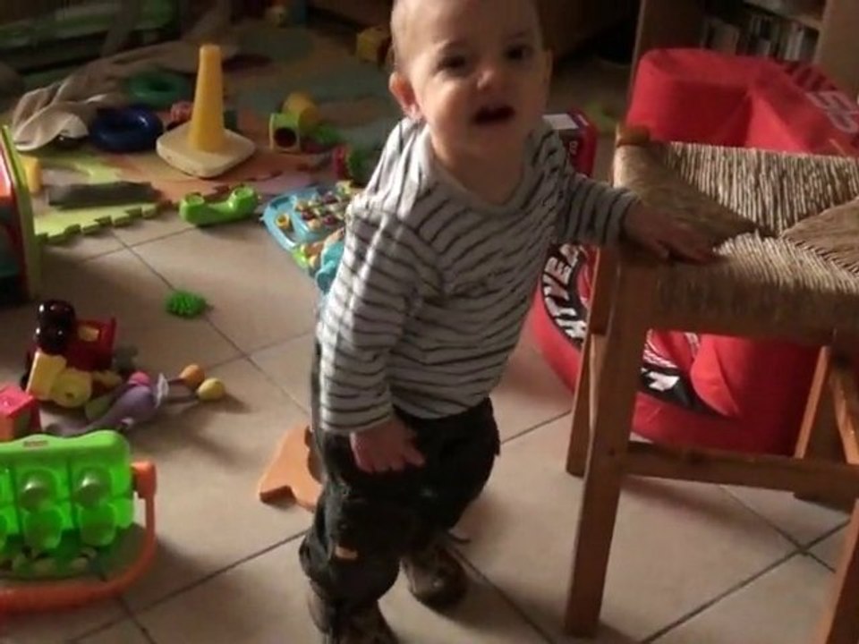 Petit à petit Lucien fait des pas