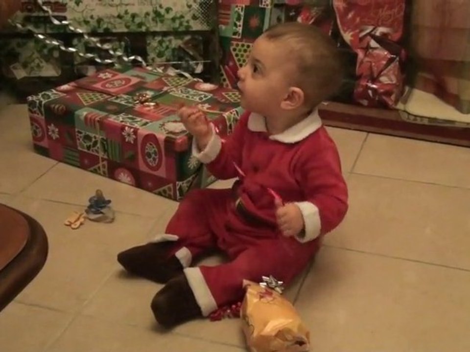 Lucien découvre les cadeaux au pied du sapin le jour de Noël