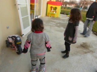 Janvier 2011 - Juline fait du patin à roulettes