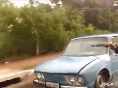 Bu Adam Tam Bir Çılgın Yagmurlu Havada Araç Kullanıyor