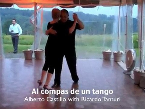 AL COMPAS DE UN TANGO in a tent