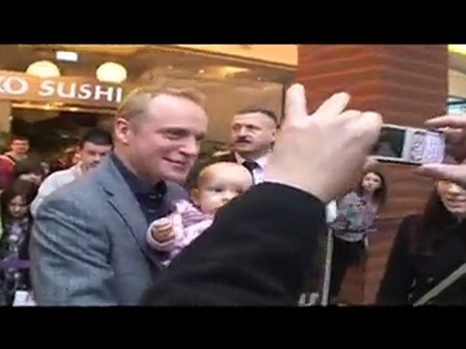 Adamczyk pozuje z bobasem