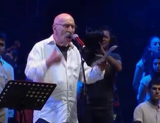 Grup Yorum 25. Yil Konseri Tuncel Kurtiz (Gecit Yok)