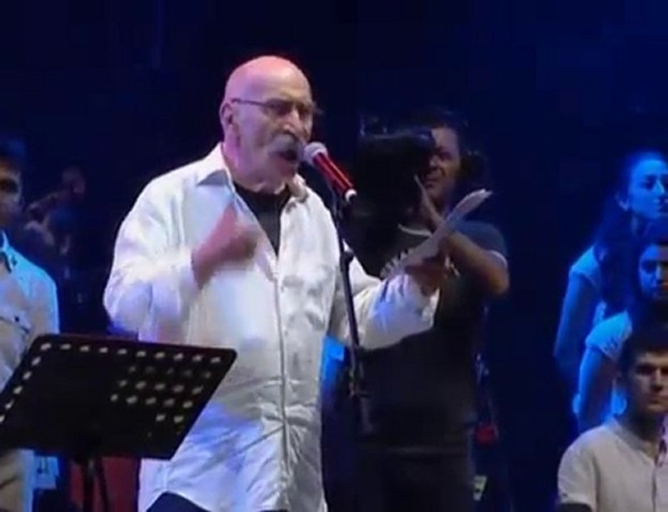 Grup Yorum 25. Yil Konseri Tuncel Kurtiz (Gecit Yok)