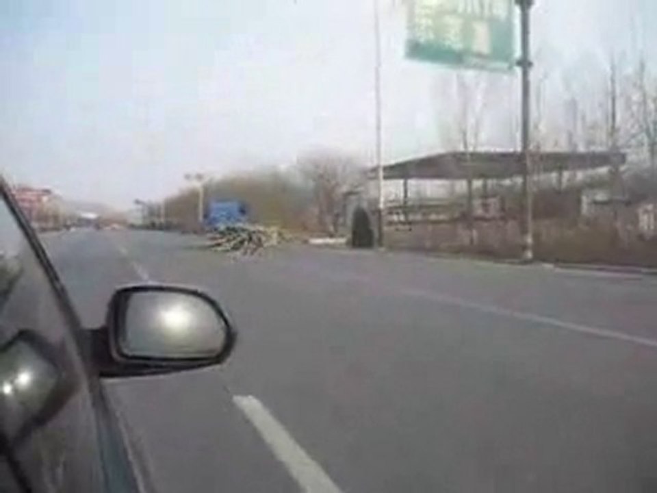 支那40年の歴史アルすごい発明ニダ　中国のホウキ回転式清掃車
