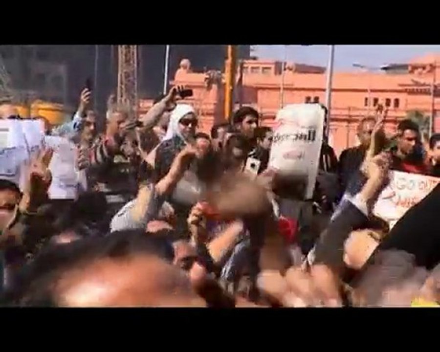 Namaz kılan kalabalığa tazyikli suyla müdahale