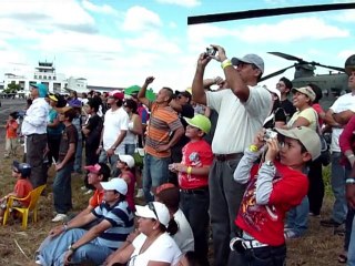 Haute voltige au salon aéronautique de San Salvador