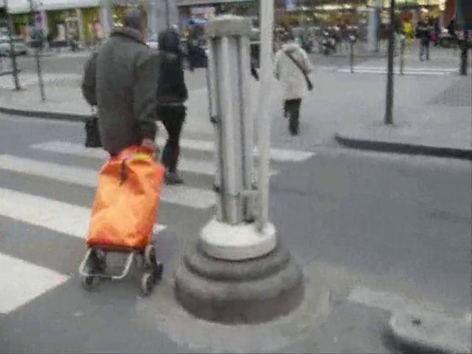 La poetesse Nathy Ebriet Debout Afrique Paris