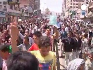 Pro and anti-government crowds clash in Sanaa
