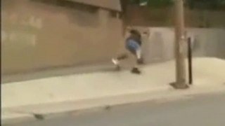 Skater svalvolato si mette KO da solo due volte