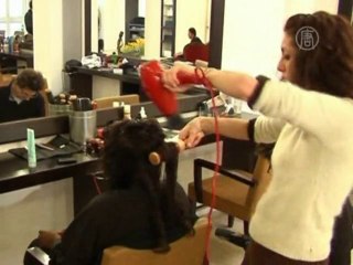 Парикмахер в Париже бесплатно стрижет женщин в трудной ситуации