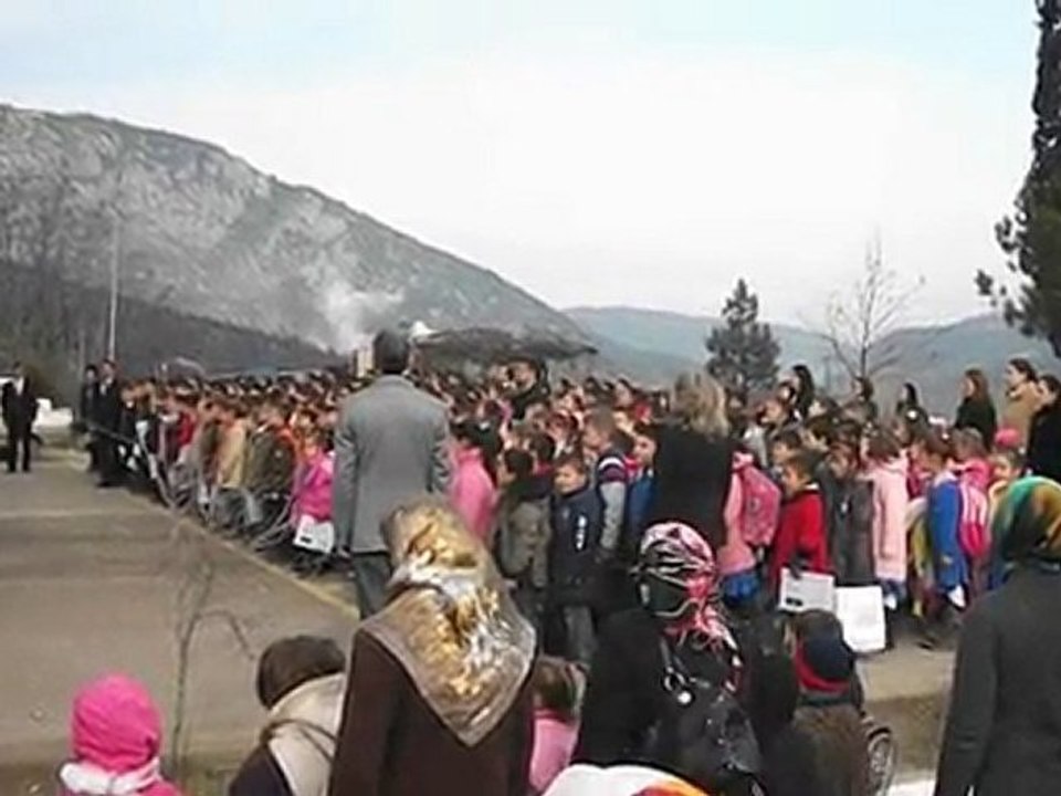 Vezirhan İlköğretim Okulu İstiklal marşı okurken