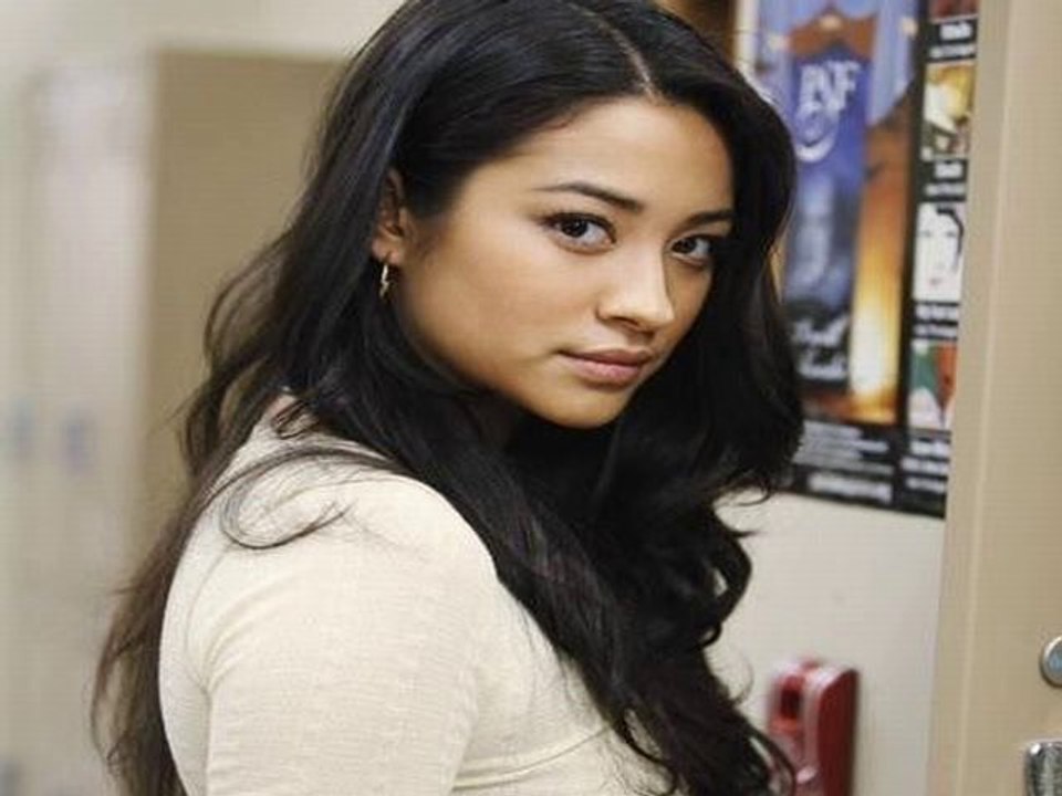 Watch Online Pretty Little Liars S01 E02 -- The Jenna Thing