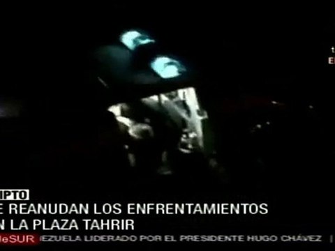 Mubarak se aferra al poder mientras opositores y seguidores se enfrentan en Plaza Tahrir