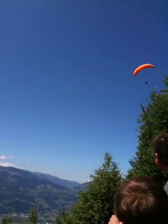 Parapentes sur la route du Lac Vert