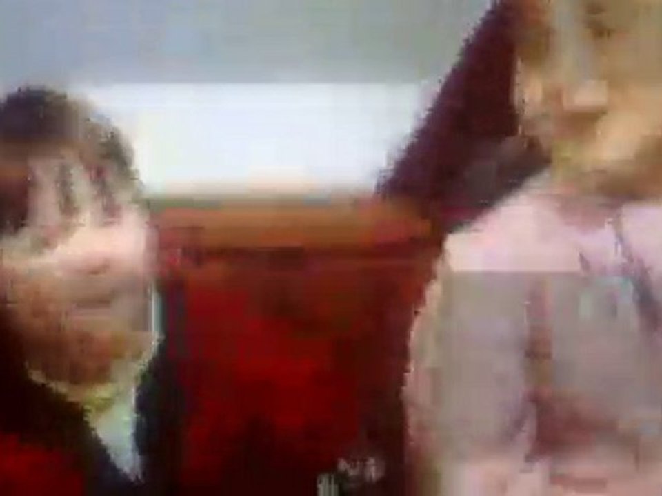 Moi à 3ans avec ma cousine qui chantons ! Hélène ♥