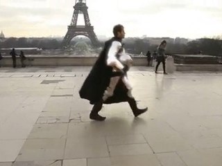 Vidéo insolite, chevalier en armure visitant le Trocadéro