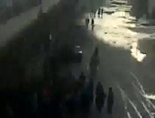 Camion de police heurtant à toute allure les passants(03.02)