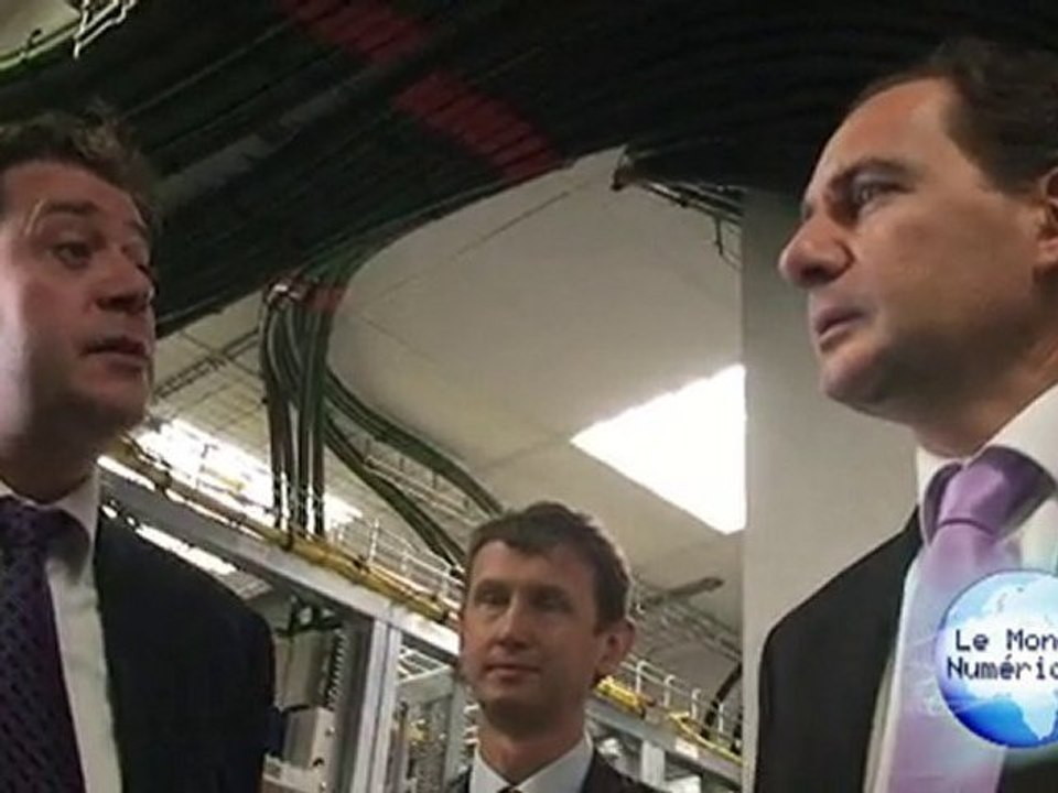 Eric Besson visite les locaux fibre optique de Free