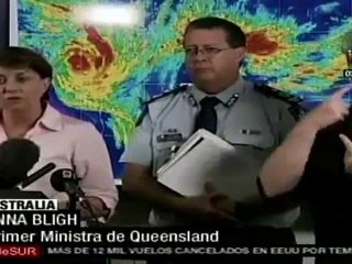 "Yasi" pierde intensidad pero sigue siendo peligroso