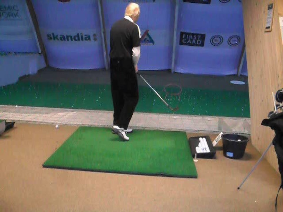 Golf. "Easy Chip" Indoor Practice in Wintertime!