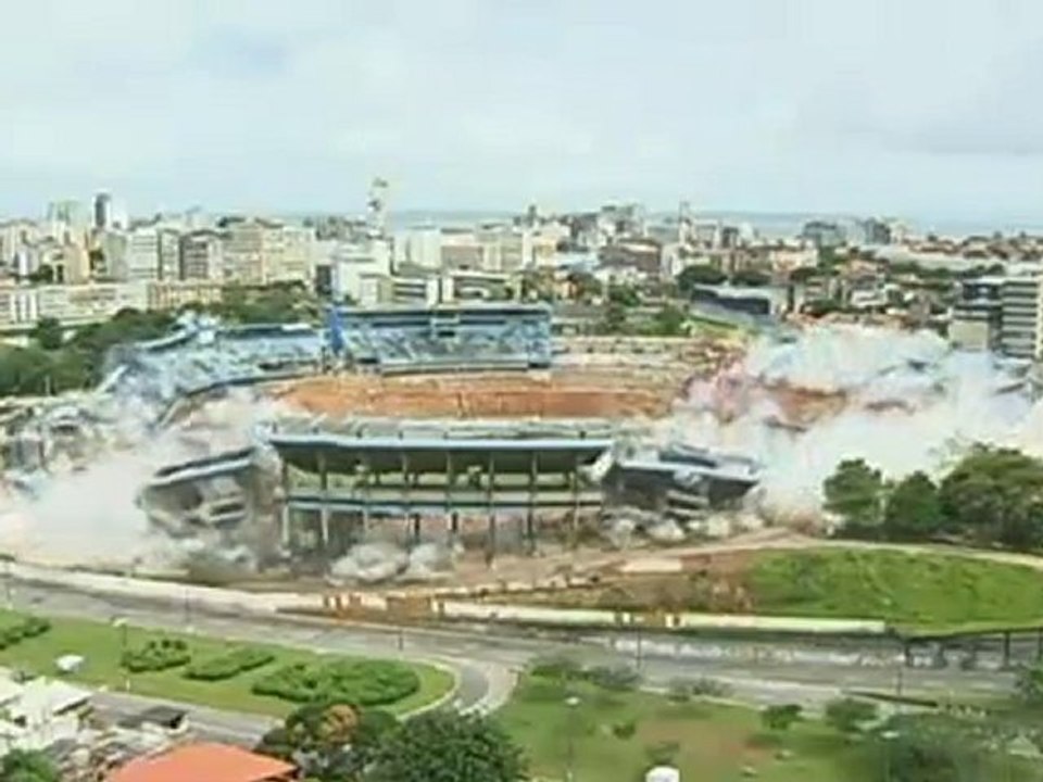 Demolizione di uno stadio brasiliano