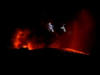 Eruzione con fulmini di un vulcano giapponese