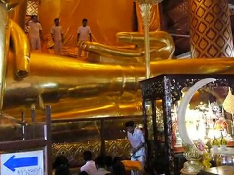 Prière au Temple Wat Phanan Choeng à Ayutthaya (Thaïlande)