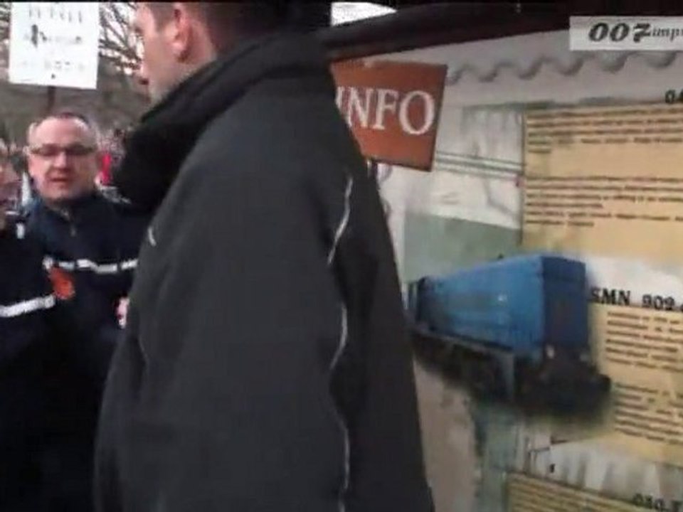 UN GENDARME DEVIENT FOU ET GAZ TOUT LE MONDE video compléte