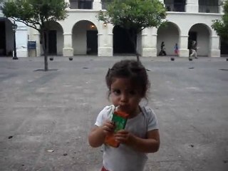 Chiara et son jus de fruit