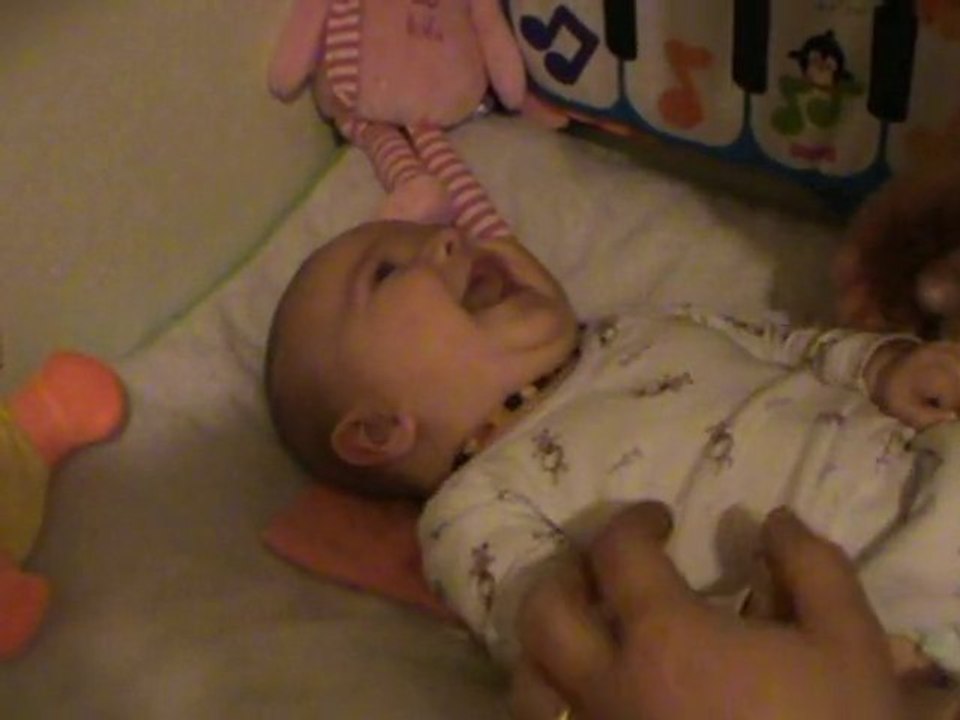 Elsa rigole avec son papa - 03 Février 2011